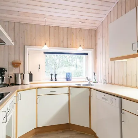 Four-bedroom In Nexo 度假居 Vester Somarken