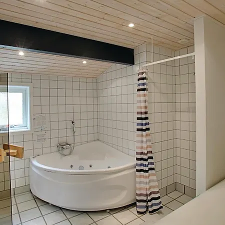 Four-bedroom In Nexo Vester Somarken
